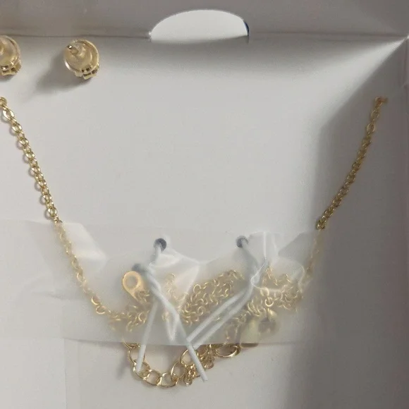 14K Gold Plated Butterfly Necklace with Butterfly Earrings NIB - Picture 2 of 4